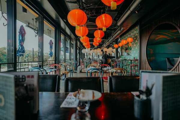 Comment le plat du terroir influence-t-il l'identité d'un restaurant ?