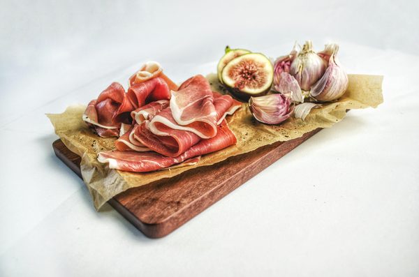 Jambon basque : entre tradition artisanale et dégustation authentique
